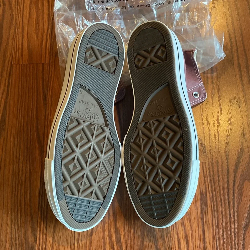 Converse Women’s Chuck Taylor lift sneakers. Size 10